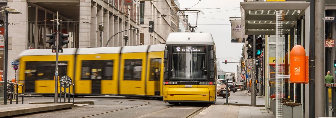 Eine Tram fährt in die Haltestelle Friedrichstraße ein.