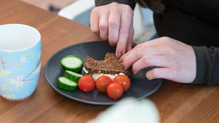 Kann ich noch einmal reinbeißen? Ein Gedankenkarussell, bei dem sich alles um Essen und Gewicht dreht, ist typisch für eine Magersucht.