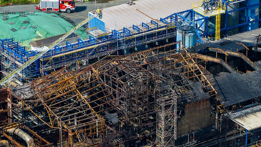 Heftige-Zerstoerungen-nach-Brand-in-Duisburger-Chemieanlage-Der-Schaden-soll-in-zweistelliger-Millionenhoehe-liegen
