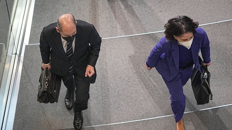 Bundeskanzler Olaf Scholz und Bundesaußenministerin Annalena Baerbock im Bundestag.