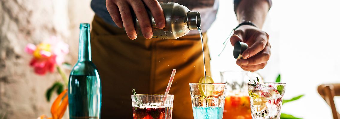 Cocktails mixen: Die eigene Hausbar einzurichten, ist gar nicht so kompliziert.
