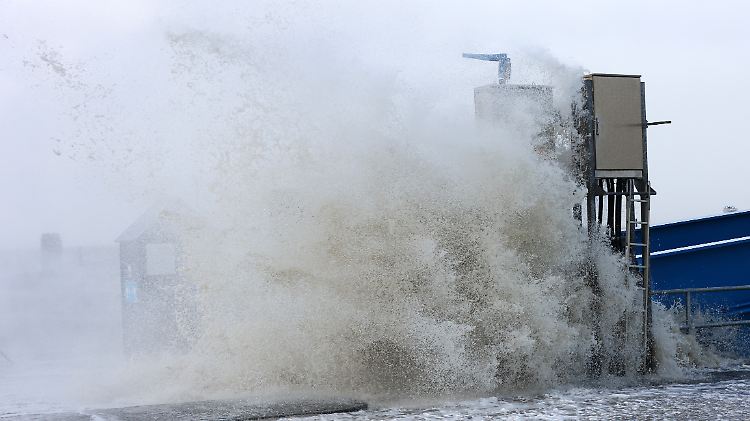 Zu rechnen sei mit "intensiven Sturmflutsituationen an der See, die durch den Vollmond nochmals verstärkt werden", sagt ntv-Meteorologe Alexander.