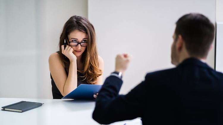Ein narzisstischer Chef kann zur Belastungsprobe werden.