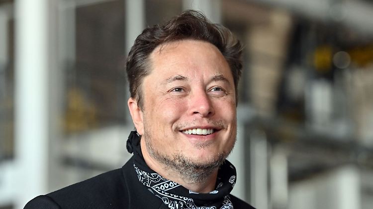 Musk hatte die Initiative "Giving Pledge" unterzeichnet, bei der Superreiche versprechen, mindestens die Hälfte ihres Vermögens zu spenden.