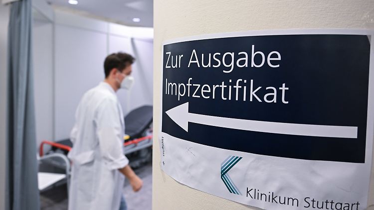 Eine Mehrheit der Deutschen befürwortet eine Impfpflicht gegen Corona. Allerdings glauben nur 24 Prozent, dass sie auch kommt.
