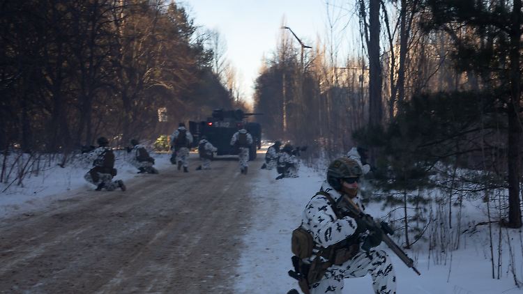 Ukrainische Soldaten sichern eine Straße in Prypjat.