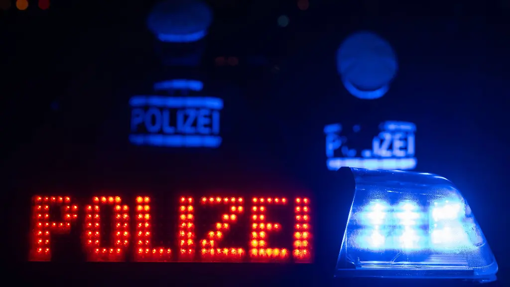 Eine-55-Jaehrige-stiess-mit-ihrem-Auto-in-Oberbayern-mit-einem-Motorradfahrer-zusammen-Der-69-Jaehrige-starb-noch-am-Unfallort