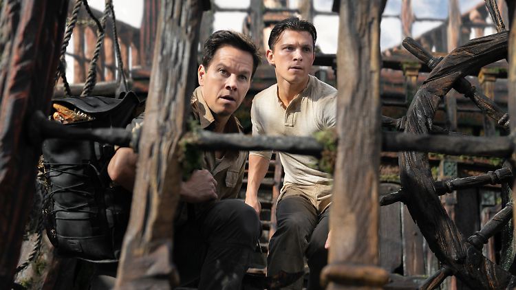 In ihrem Leben ist einiges los: Victor Sullivan (Mark Wahlberg, l.) und Nathan Drake (Tom Holland).