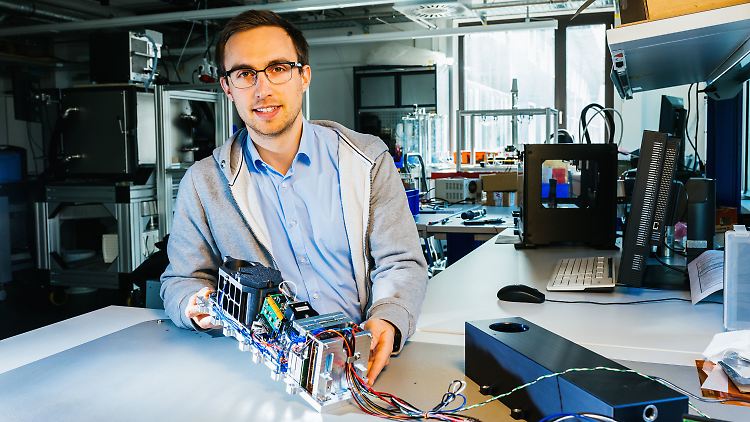 Marius Bierdel zeigt den Prototypen des von ihm mitentwickelten Satelliten.