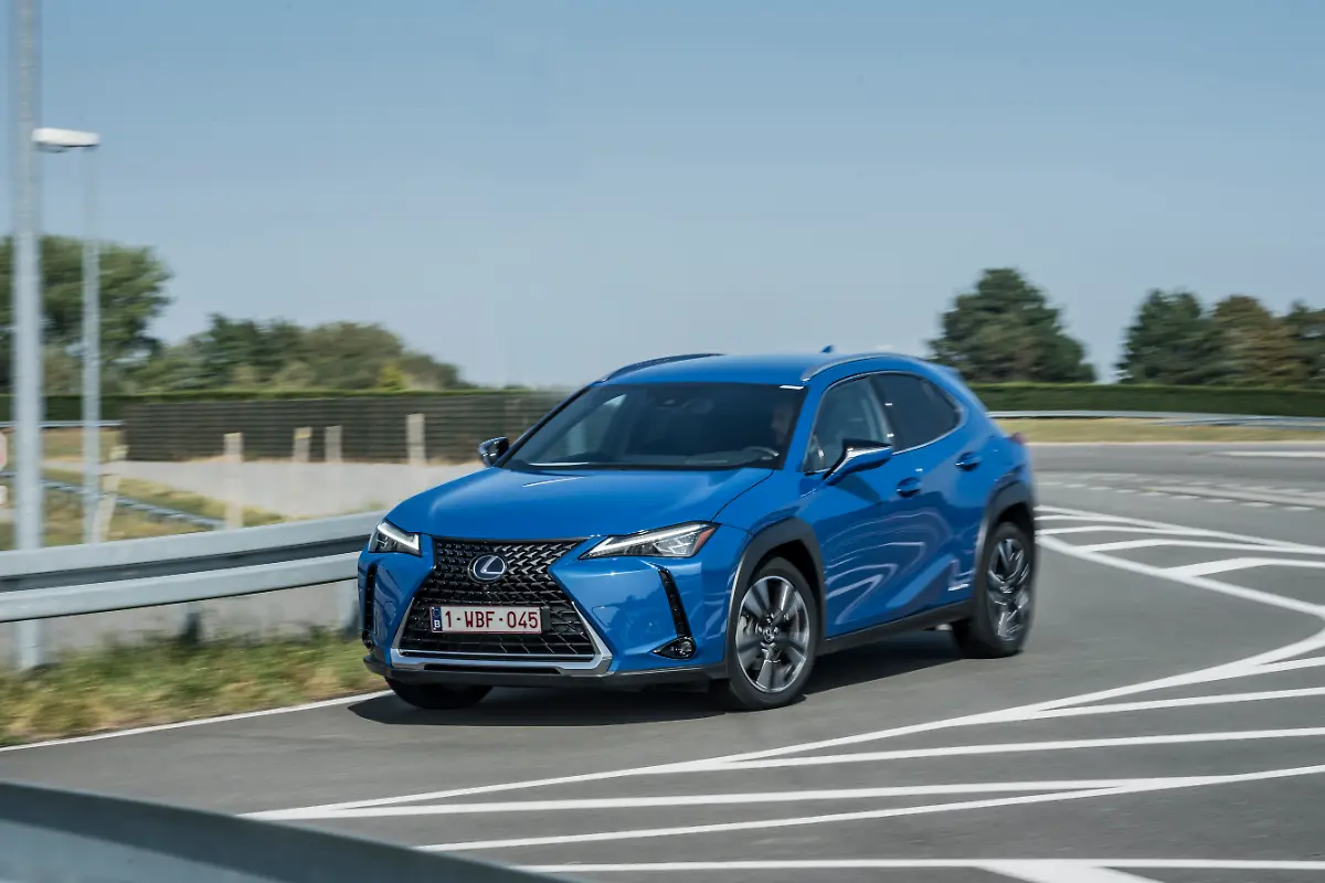 70916-2020-lexus-ux-250h-crossover-awd-action-002