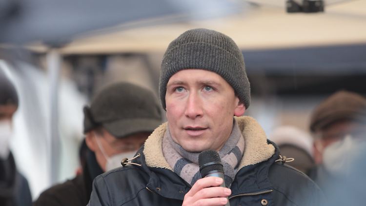 Bereits mehrfach versammeln sich Corona-Maßnahmengegner vor den Wohnhäusern von Politikern - im jüngsten Fall vor dem Haus von Oberbürgermeister Daniel Szarata. 