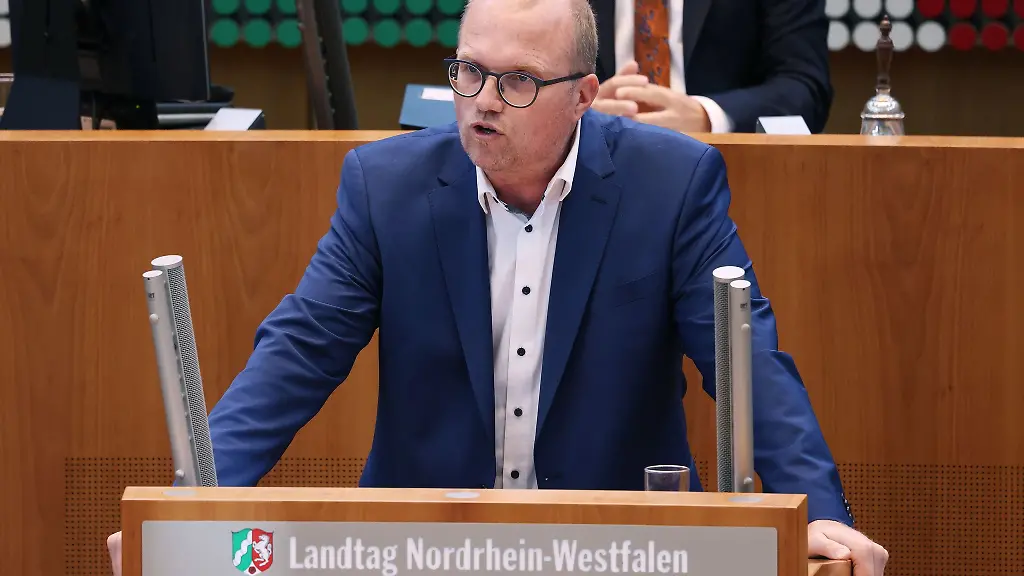 SPD-Oppositionsfuehrer-Jochen-Ott-kritisierte-dass-die-Opposition-nicht-fruehzeitig-in-das-Massnahmenpaket-eingebunden-worden-sei