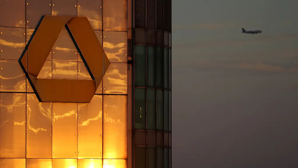 2024-09-11T075754Z-506370313-RC27Y9AZAPCV-RTRMADP-3-COMMERZBANK-UNICREDIT