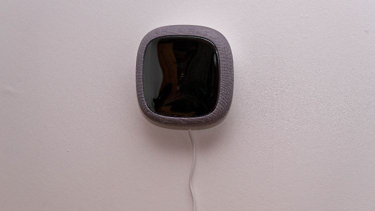 Bei der Wandmontage mit USB-C-Anschluss stört ein baumelndes Kabel, das man auf PR-Bildern so nicht sieht.