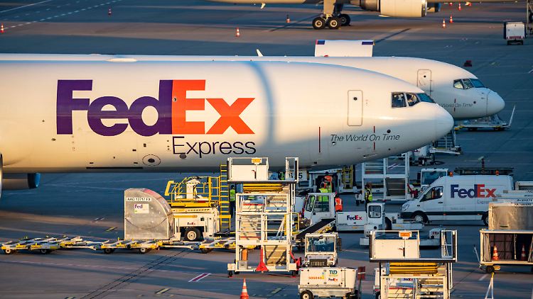 Die Luftfracht-Division des US-Paketdienstes FedEx bereitet nach eigenen Angaben nicht näher bezeichnete Krisenpläne für den Fall von Überflugbeschränkungen vor.