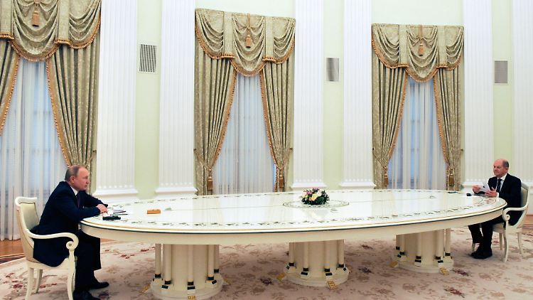Bei seinem Besuch im Kreml nahm Kanzler Scholz an dem verzierten, sechs Meter langen Tisch Platz, um mit Präsident Putin über die Ukraine-Krise zu sprechen.