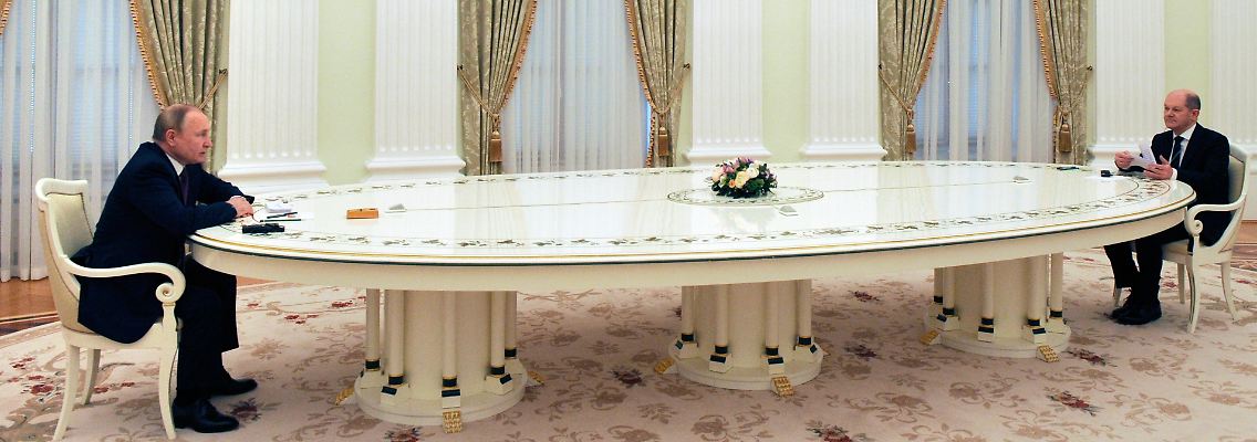 Bei seinem Besuch im Kreml nahm Kanzler Scholz an dem verzierten, sechs Meter langen Tisch Platz, um mit Präsident Putin über die Ukraine-Krise zu sprechen.