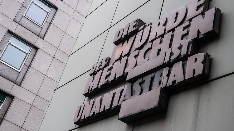 Schriftzug an der Fassade des Landgerichts in Frankfurt am Main: Die Würde des Menschen ist unantastbar - Artikel 1 des Grundgesetzes.