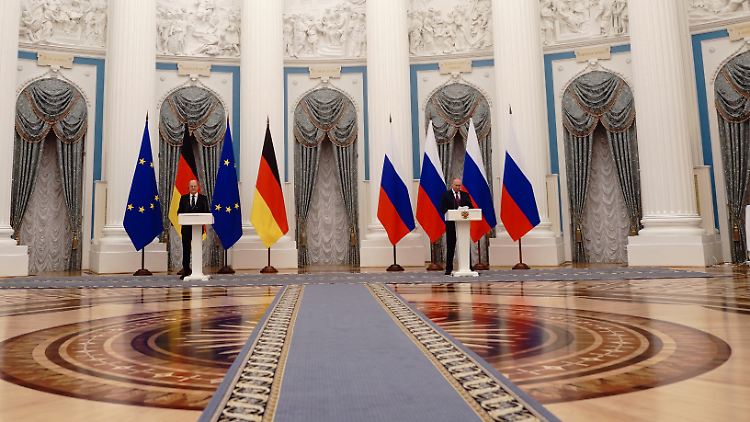 Scholz und Putin hielten auch physisch Abstand zueinander, vor allem aber aus pandemischen Gründen.