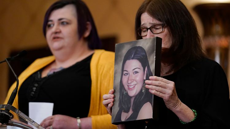 Mary D'Avino hält ein Foto ihrer Tochter Rachel hoch, die bei dem Massaker in Newton ermordet wurde.