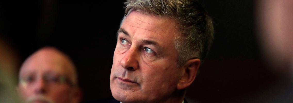 Das "rücksichtslose Verhalten und die Sparmaßnahmen" von Baldwin und den anderen Produzenten des Western-Streifens hätten zu Hutchins' Tod geführt, heißt es vom Anwalt der Familie.