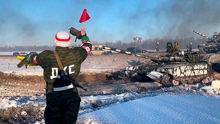 Bildmaterial des russischen Verteidigungsministeriums soll den Rückzug russischer Panzer zeigen.