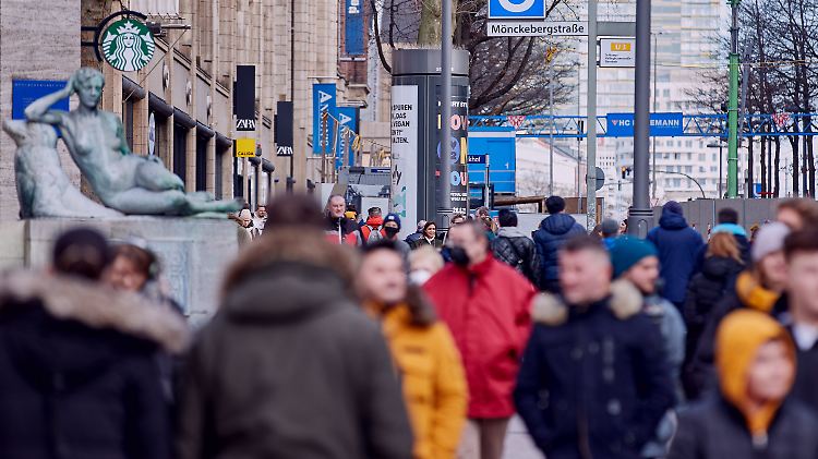 Auch nach dem 20. März sollen die Länder bei Bedarf mehr Maßnahmen verhängen können als Maske und Abstand, sagt Lauterbach.