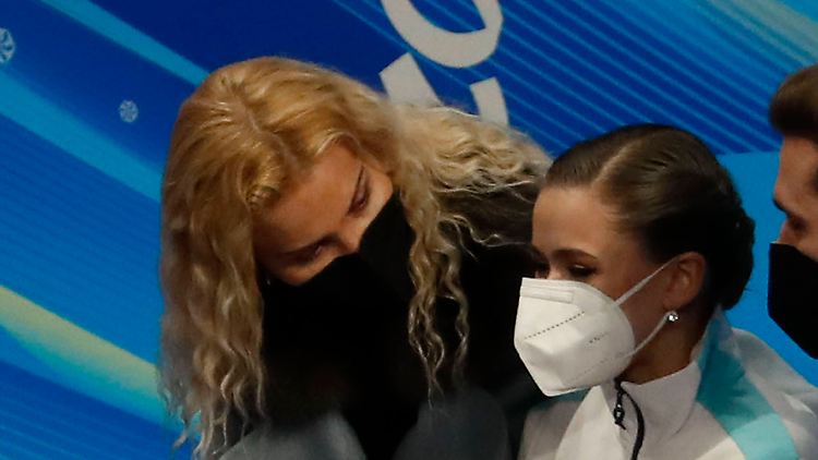 Kamila Walijewa (r.) nach ihrem Kurzprogramm.
