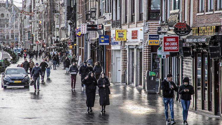 In Amsterdam dürften sich die Straßen bald wieder füllen - der Corona-Pass soll am 25. Februar abgeschafft werden.