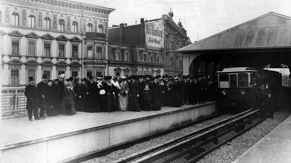 Nach einer Premierenfahrt für geladene Gäste konnten am 18. Februar 1902 alle Berliner auf die neue U-Bahn ausweichen, die erste Deutschlands.