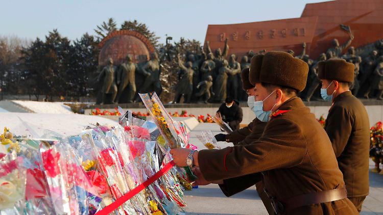 Soldaten legten Blumen am Ehrenmal für Kim Jong Il nieder.