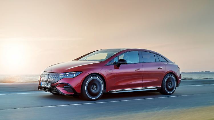 Nach dem Mercedes EQS hat sich AMG jetzt des EQE angenommen. Zwar hält der bei den Leistungsdaten einen Respektabstand zum größeren Bruder, ist aber alles andere als untermotorisiert.