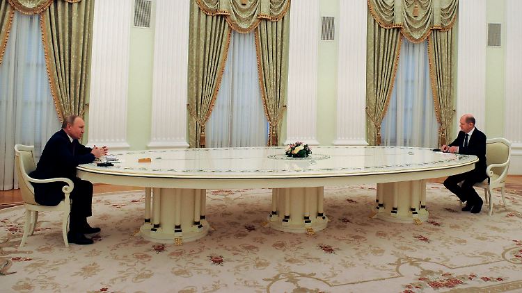 Treffen am langen Tisch: Scholz (r.) bei Putin.