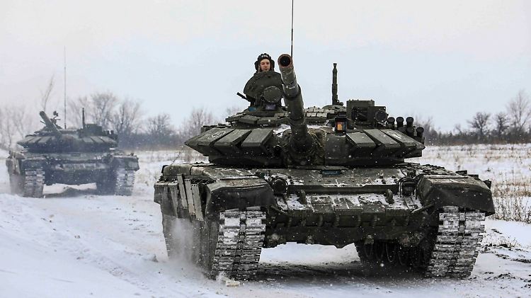 Diese Aufnahmen Russlands sollen einen Truppenabzug zeigen. Sie haben Truppen immer hin und her bewegt, sagte die NATO.