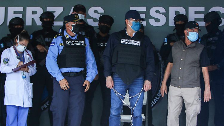 Hernández (2.v.r.) soll am Schmuggel von 500 Tonnen Kokain beteiligt gewesen sein.