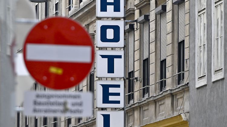 Nach aktuellen Zahlen des Statistischen Bundesamtes lag die Zahl der Übernachtungen 2021 mit 310,3 Millionen um 37,4 Prozent unter dem Niveau des Vorkrisenjahres 2019.
