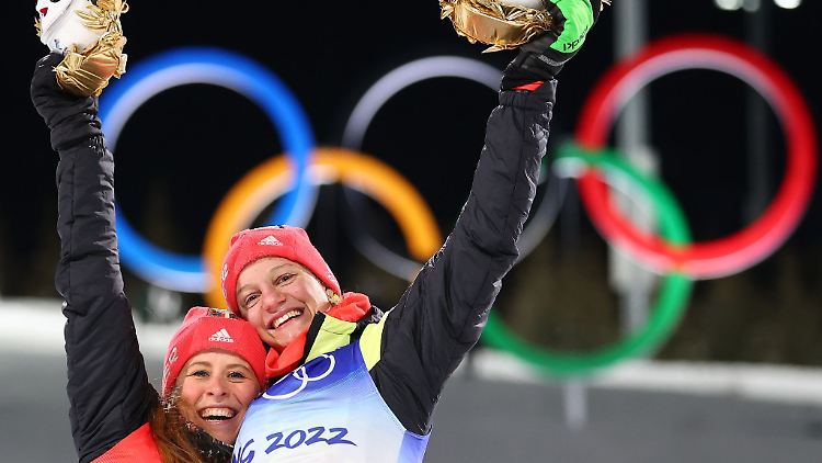 Die Langläuferinnen Victoria Carl und Katharina Hennig holten sensationell Gold im Teamsprint.