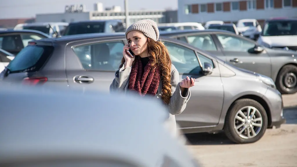 Leere-Parkluecke-Wenn-das-Auto-gestohlen-wurde-muessen-Betroffene-das-umgehend-der-Polizei-und-ihrer-Versicherung-melden