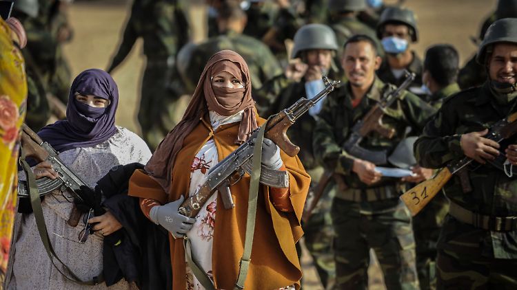 Saharauische Soldatinnen und Soldaten nehmen am 27. Februar 2021 an den Feierlichkeiten anlässlich des 45. Jahrestages der Ausrufung der Demokratischen Arabischen Republik Sahara teil. 