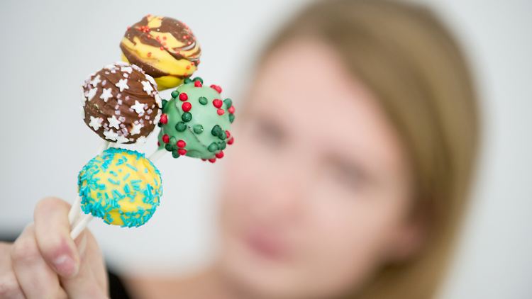 Die Cake-Pops sollten nicht zu groß sein, damit sie auf den Stielen halten.