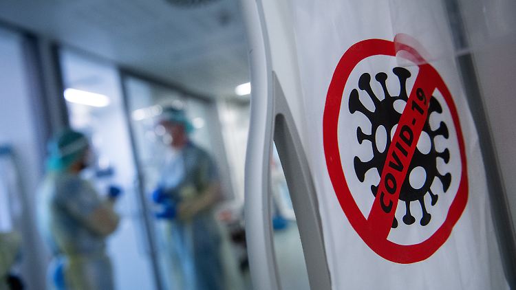 Die Wahrscheinlichkeit, mit Omikron auf der Intensivstation zu landen, ist zwar geringer als bei vorherigen Varianten. Aber die Krise ist nach Ansicht von Uwe Janssens, Chefarzt der Klinik für Innere Medizin und Internistische Intensivmedizin am St.-Antonius-Hospital in Eschweiler, noch nicht ausgestanden.