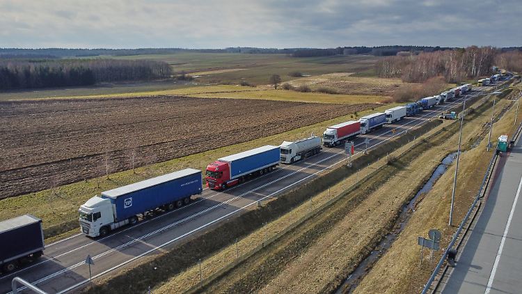 Lastwagen warten an der ukrainisch-polnischen Grenze. Die Regierung in Warschau bereitet sich auf zahlreiche Kriegsflüchtlinge vor.