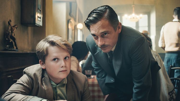 Rolf (Julius Weckauf, l.) und sein Vater Ludwig (Volker Bruch) werden von den Nazis verfolgt.