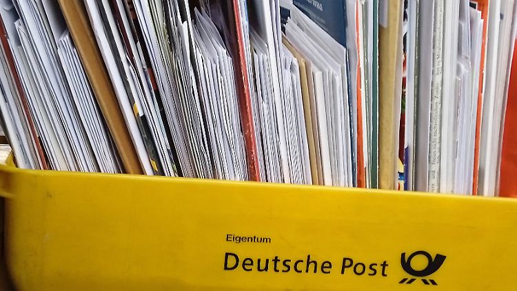 Der beschuldigte Postbote hatte eine 30-Euro-Rechnung nicht bezahlt: Daher bekam er unangemeldeten Besuch von der Polizei.