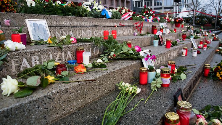 Blumen, Kerzen und Erinnerungsfotos am Mahnmal am Breitscheidplatz in Berlin.