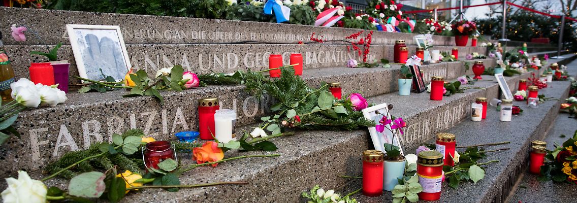 Blumen, Kerzen und Erinnerungsfotos am am Mahnmal am Breitscheidplatz in Berlin.