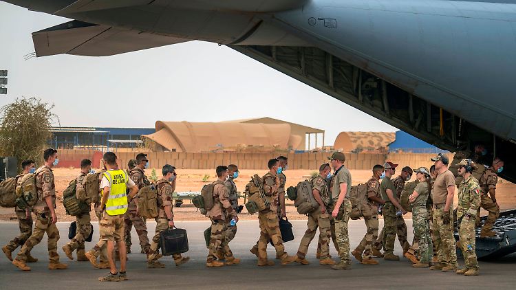 Französische Soldaten, die einen viermonatigen Einsatz in der Sahelzone beendet haben, verlassen ihre Basis in Gao.