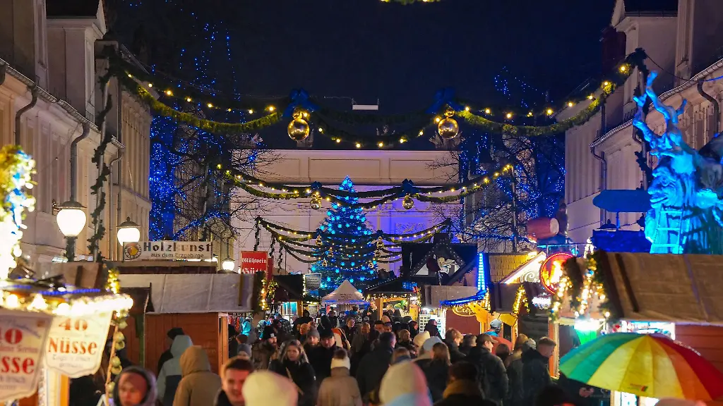 Eine-Befragung-zeigt-die-Unzufriedenheit-von-Buergerinnen-und-Buergern-sowie-Gewerbetreibenden-mit-dem-Potsdamer-Weihnachtmarkt-Blauer-Lichterglanz