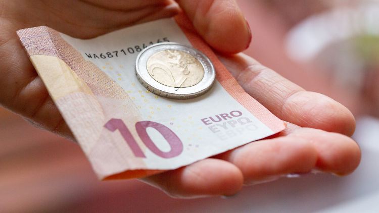 Nach bereits geltendem Recht steigt der Mindestlohn zum 1. Juli auf 10,45 Euro.