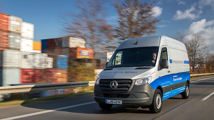 Mit einer Spitzengeschwindigkeit von 120 km/h ist der eSprinter von Mercedes vergleichsweise flott unterwegs.